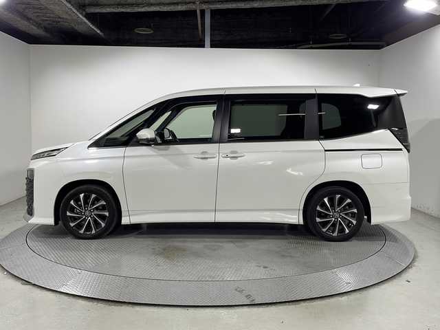 トヨタ ヴォクシー ハイブリッド S－Z 広島県 2022(令4)年 3.3万km ホワイトパールクリスタルシャイン 純正１０．５型ＤＡ/全周囲カメラ/パーキングアシスト/純正14型フリップダウンモニター/両側パワースライドドア/レーダークルーズコントロール/シートヒーター/ドラレコ/ＥＴＣ２．０/ブラインドスポットモニター/衝突軽減/レーンキープ/踏み間違い防止/オートマチックハイビーム/1500W給電/純正17インチアルミホイール(205/55/R17)/エアバッグ(運転席/助手席/サイド/カーテン)