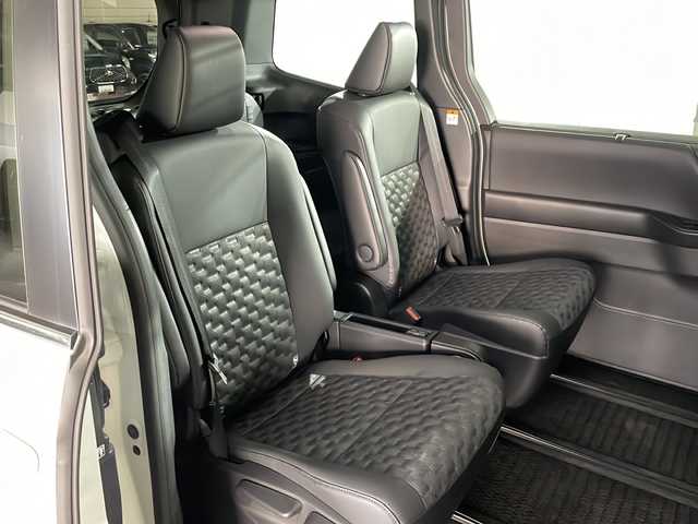 トヨタ ヴォクシー ハイブリッド S－Z 広島県 2022(令4)年 3.3万km ホワイトパールクリスタルシャイン 純正１０．５型ＤＡ/全周囲カメラ/パーキングアシスト/純正14型フリップダウンモニター/両側パワースライドドア/レーダークルーズコントロール/シートヒーター/ドラレコ/ＥＴＣ２．０/ブラインドスポットモニター/衝突軽減/レーンキープ/踏み間違い防止/オートマチックハイビーム/1500W給電/純正17インチアルミホイール(205/55/R17)/エアバッグ(運転席/助手席/サイド/カーテン)