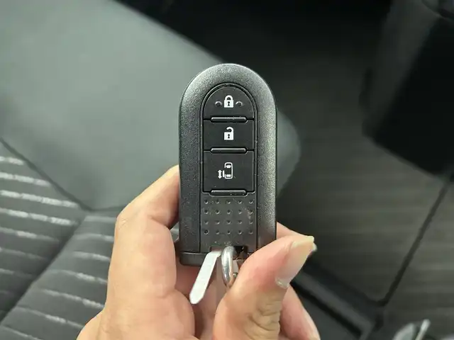 トヨタ タンク X S 千葉県 2018(平30)年 3.7万km ブライトシルバーM 禁煙車/トヨタセーフティセンス/片側パワースライドドア/社外７インチメモリナビ/・型番：CN-RE07WD/・CD/DVD/Bluetooth/フルセグTV/・ETC/DNシートヒーター/純正フロアマット/純正ホイールキャップ/オートライト/・オートマチックハイビーム/・ハロゲンヘッドライト/スマートキー&プッシュスタート