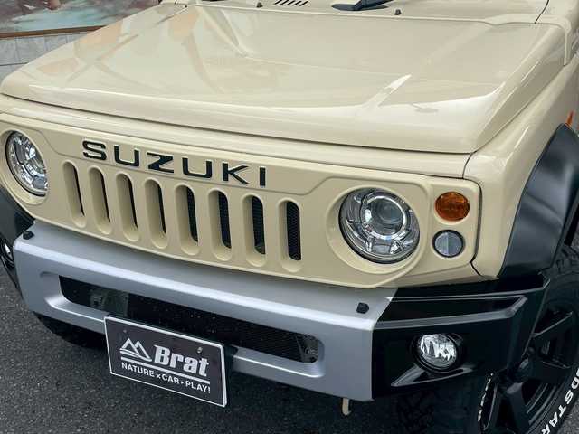 スズキ ジムニー シエラ JC 宮崎県 2024(令6)年 0.3万km シフォンアイボリーM AIS検査済み/【2506023288UZ】社外パーツ取付有/1インチリフトアップキット（社外）/KLCフロントグリル（社外）/CST ZERO1 HYPER J6アルミホイール（社外）/マッドスターM/Tタイヤ（社外）/KLC　フロントショートバンパー（社外）/the ROOTS リアバンパー＋エクステンション（社外）/カロッツェリアナビ/フロントカメラモニター/バックカメラ/ヘッドレストホルダー/ETC2.0/前後ドラレコ/衝突軽減システム/クルコン/前席シートヒーター/スペアキー１本/オートライト/ヘッドライトウォッシャー