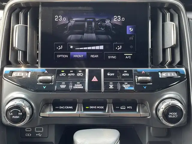 レクサス ＬＸ 600 福岡県 2023(令5)年 0.9万km グラファイトブラックガラスフレーク ワンオーナー/純正メーカーナビ/（Bluetooth対応/フルセグTV/AM/FM）/サンルーフ/アラウンドビューモニター/後席モニター/ブラインドスポットモニター/置くだけ充電/前席パワーシート（運転席メモリ付き）/クルーズコントロール/パドルシフト/前席シートヒーター/ステアリングヒーター/ドライブレコーダー/パワーバックドア/バックカメラ/ETC2.0/レザーシート/ステップ/プッシュスタート/禁煙車/保証書/取扱説明書/スマートキー