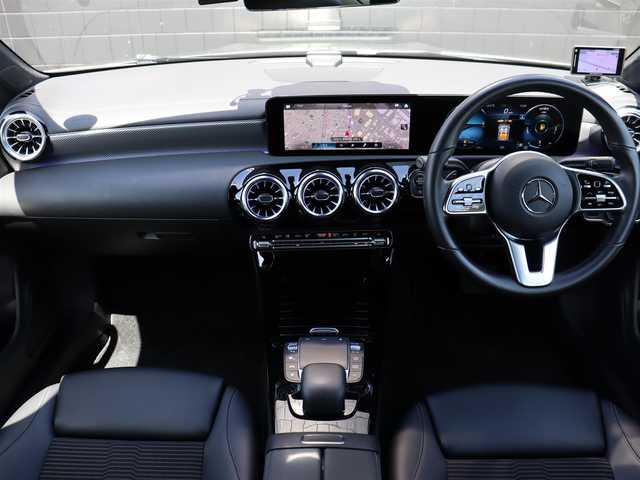 メルセデス・ベンツ ＣＬＡ２００ｄ シューティングブレーク 宮城県 2021(令3)年 3.4万km マウンテングレー ワンオーナー/純正10.25型ナビ【BT/フルセグTV】/パワーテールゲート/バックカメラ/ETC2.0/アダプティブクルーズコントロール/パークトロニック/レーダーセーフティパッケージ/・アダプティブディスタンスアシストディストロニック/・自動再発進機能/・アクティブブレーキアシスト/・緊急回避補助システム/・渋滞時緊急ブレーキ機能/・アクティブブラインドスポットアシスト/・アクティブレーンキーピングアシスト/・アクティブレーンチェンジングアシスト/・アクティブエマージェンシーストップアシスト/IC付ターボ/LEDハイパフォーマンスヘッドランプ/本革巻きステアリング/パドルシフト/合皮/ファブリックコンビシート/メモリーシート(DN席)/前席パワーシート/シートヒーター/純正18インチアルミホイール/キーレスゴー/禁煙車