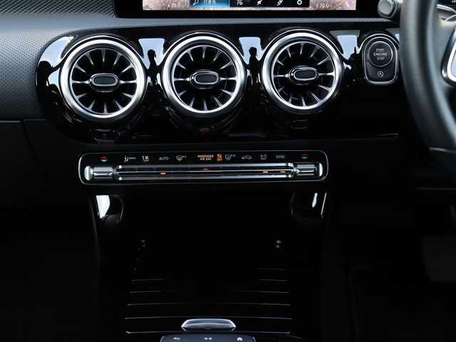 メルセデス・ベンツ ＣＬＡ２００ｄ シューティングブレーク 宮城県 2021(令3)年 3.4万km マウンテングレー ワンオーナー/純正10.25型ナビ【BT/フルセグTV】/パワーテールゲート/バックカメラ/ETC2.0/アダプティブクルーズコントロール/パークトロニック/レーダーセーフティパッケージ/・アダプティブディスタンスアシストディストロニック/・自動再発進機能/・アクティブブレーキアシスト/・緊急回避補助システム/・渋滞時緊急ブレーキ機能/・アクティブブラインドスポットアシスト/・アクティブレーンキーピングアシスト/・アクティブレーンチェンジングアシスト/・アクティブエマージェンシーストップアシスト/IC付ターボ/LEDハイパフォーマンスヘッドランプ/本革巻きステアリング/パドルシフト/合皮/ファブリックコンビシート/メモリーシート(DN席)/前席パワーシート/シートヒーター/純正18インチアルミホイール/キーレスゴー/禁煙車