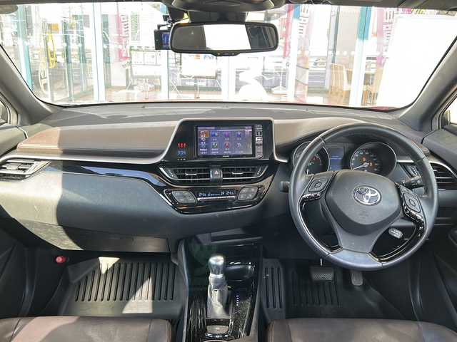 トヨタ Ｃ－ＨＲ G 愛知県 2017(平29)年 11.5万km センシュアルレッドマイカ 登録時走行距離114687キロ/純正ナビゲーション/(BT/フルセグTV/AMFMラジオ/DVD/SD)/バックカメラ/前方ドライブレコーダー/純正ETC/純正フロアマット/運転席一部パワ―シート/クルーズコントロール/スペアキー/オートマチックハイビーム/レーンキープアシスト/ウィンカーミラー/プッシュスタート/リアフォグ/純正アルミホイール/盗難防止装置/ワンオーナー/保証書/取扱説明書/整備記録簿