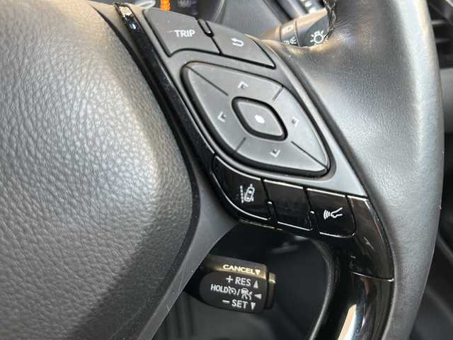 トヨタ Ｃ－ＨＲ G 愛知県 2017(平29)年 11.5万km センシュアルレッドマイカ 登録時走行距離114687キロ/純正ナビゲーション/(BT/フルセグTV/AMFMラジオ/DVD/SD)/バックカメラ/前方ドライブレコーダー/純正ETC/純正フロアマット/運転席一部パワ―シート/クルーズコントロール/スペアキー/オートマチックハイビーム/レーンキープアシスト/ウィンカーミラー/プッシュスタート/リアフォグ/純正アルミホイール/盗難防止装置/ワンオーナー/保証書/取扱説明書/整備記録簿