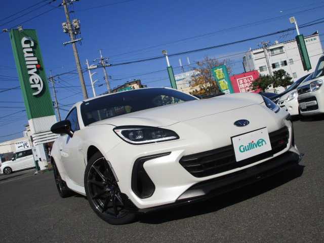 スバル ＢＲＺ STIスポーツ 岡山県 2024(令6)年 0.6万km クリスタルホワイトP 【 EyeSight 】/・プリクラッシュブレーキ/・後退時ブレーキアシスト/・クリアランスソナー/・AT誤発進抑制制御/・AT誤後進抑制機能/・全車速追従機能付クルーズコントロール/・定速クルーズコントロール/・ふらつき警報/・車線逸脱警報/・先行車発進お知らせ/・ステアリング連動ヘッドランプ/・後側方警戒支援システム/・ハイビームアシスト/STIアンダーエアロ（フロント・サイド・リアアンダー）/ワンオーナー/純正9インチSDナビ/フルセグテレビ/バックカメラ/Bluetooth/DVD再生可能/純正ドライブレコーダー/ハーフレザーシート/シートヒーター（前席）/オートライト/ミラーヒーター/LEDヘッドライト/ETC/純正18AW/純正フロアマット/取扱説明書・保証書