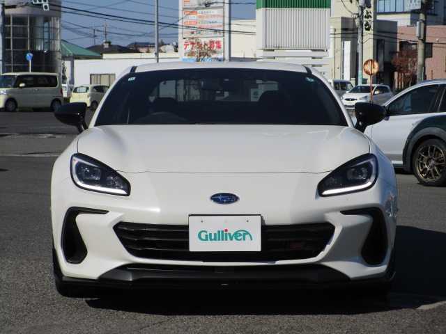 スバル ＢＲＺ STIスポーツ 岡山県 2024(令6)年 0.6万km クリスタルホワイトP 【 EyeSight 】/・プリクラッシュブレーキ/・後退時ブレーキアシスト/・クリアランスソナー/・AT誤発進抑制制御/・AT誤後進抑制機能/・全車速追従機能付クルーズコントロール/・定速クルーズコントロール/・ふらつき警報/・車線逸脱警報/・先行車発進お知らせ/・ステアリング連動ヘッドランプ/・後側方警戒支援システム/・ハイビームアシスト/STIアンダーエアロ（フロント・サイド・リアアンダー）/ワンオーナー/純正9インチSDナビ/フルセグテレビ/バックカメラ/Bluetooth/DVD再生可能/純正ドライブレコーダー/ハーフレザーシート/シートヒーター（前席）/オートライト/ミラーヒーター/LEDヘッドライト/ETC/純正18AW/純正フロアマット/取扱説明書・保証書