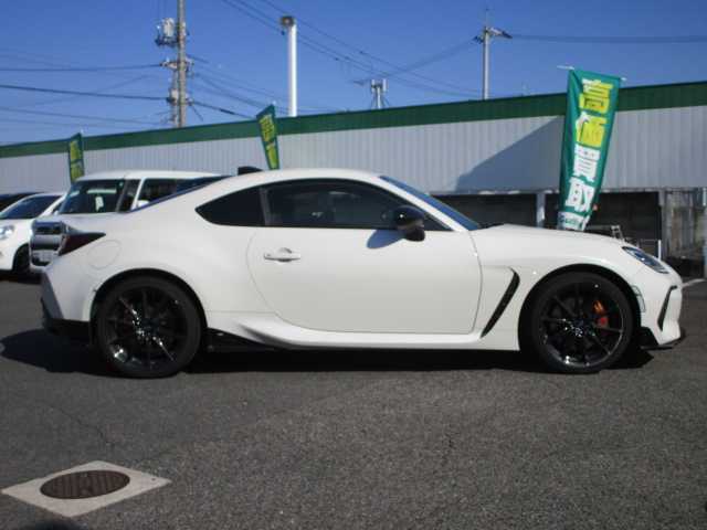 スバル ＢＲＺ STIスポーツ 岡山県 2024(令6)年 0.6万km クリスタルホワイトP 【 EyeSight 】/・プリクラッシュブレーキ/・後退時ブレーキアシスト/・クリアランスソナー/・AT誤発進抑制制御/・AT誤後進抑制機能/・全車速追従機能付クルーズコントロール/・定速クルーズコントロール/・ふらつき警報/・車線逸脱警報/・先行車発進お知らせ/・ステアリング連動ヘッドランプ/・後側方警戒支援システム/・ハイビームアシスト/STIアンダーエアロ（フロント・サイド・リアアンダー）/ワンオーナー/純正9インチSDナビ/フルセグテレビ/バックカメラ/Bluetooth/DVD再生可能/純正ドライブレコーダー/ハーフレザーシート/シートヒーター（前席）/オートライト/ミラーヒーター/LEDヘッドライト/ETC/純正18AW/純正フロアマット/取扱説明書・保証書