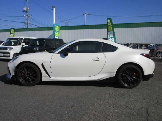 スバル ＢＲＺ STIスポーツ 岡山県 2024(令6)年 0.6万km クリスタルホワイトP 【 EyeSight 】/・プリクラッシュブレーキ/・後退時ブレーキアシスト/・クリアランスソナー/・AT誤発進抑制制御/・AT誤後進抑制機能/・全車速追従機能付クルーズコントロール/・定速クルーズコントロール/・ふらつき警報/・車線逸脱警報/・先行車発進お知らせ/・ステアリング連動ヘッドランプ/・後側方警戒支援システム/・ハイビームアシスト/STIアンダーエアロ（フロント・サイド・リアアンダー）/ワンオーナー/純正9インチSDナビ/フルセグテレビ/バックカメラ/Bluetooth/DVD再生可能/純正ドライブレコーダー/ハーフレザーシート/シートヒーター（前席）/オートライト/ミラーヒーター/LEDヘッドライト/ETC/純正18AW/純正フロアマット/取扱説明書・保証書