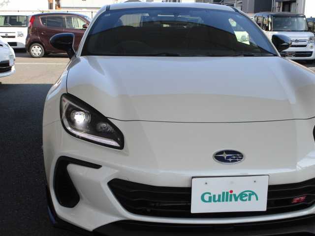 スバル ＢＲＺ STIスポーツ 岡山県 2024(令6)年 0.6万km クリスタルホワイトP 【 EyeSight 】/・プリクラッシュブレーキ/・後退時ブレーキアシスト/・クリアランスソナー/・AT誤発進抑制制御/・AT誤後進抑制機能/・全車速追従機能付クルーズコントロール/・定速クルーズコントロール/・ふらつき警報/・車線逸脱警報/・先行車発進お知らせ/・ステアリング連動ヘッドランプ/・後側方警戒支援システム/・ハイビームアシスト/STIアンダーエアロ（フロント・サイド・リアアンダー）/ワンオーナー/純正9インチSDナビ/フルセグテレビ/バックカメラ/Bluetooth/DVD再生可能/純正ドライブレコーダー/ハーフレザーシート/シートヒーター（前席）/オートライト/ミラーヒーター/LEDヘッドライト/ETC/純正18AW/純正フロアマット/取扱説明書・保証書