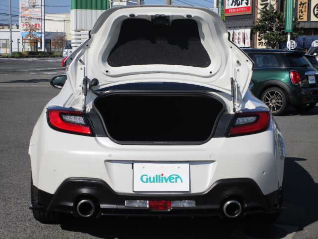 スバル ＢＲＺ STIスポーツ 岡山県 2024(令6)年 0.6万km クリスタルホワイトP 【 EyeSight 】/・プリクラッシュブレーキ/・後退時ブレーキアシスト/・クリアランスソナー/・AT誤発進抑制制御/・AT誤後進抑制機能/・全車速追従機能付クルーズコントロール/・定速クルーズコントロール/・ふらつき警報/・車線逸脱警報/・先行車発進お知らせ/・ステアリング連動ヘッドランプ/・後側方警戒支援システム/・ハイビームアシスト/STIアンダーエアロ（フロント・サイド・リアアンダー）/ワンオーナー/純正9インチSDナビ/フルセグテレビ/バックカメラ/Bluetooth/DVD再生可能/純正ドライブレコーダー/ハーフレザーシート/シートヒーター（前席）/オートライト/ミラーヒーター/LEDヘッドライト/ETC/純正18AW/純正フロアマット/取扱説明書・保証書