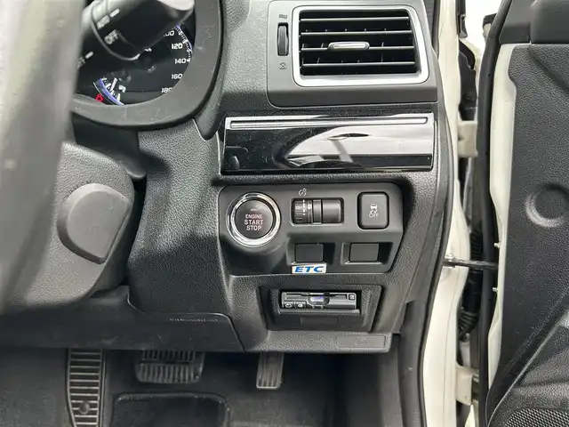 スバル レヴォーグ 1．6GT アイサイト 三重県 2014(平26)年 8.5万km クリスタルホワイトP 登録時84682km/禁煙車/純正ナビ【CN-R300D】/（AM/FM/TV/Bluetooth/HDMI）/フルセグTV/バックカメラ/ETC/レーダークルーズコントロール/ステアリングスイッチ/パドルシフト/アイドリングストップ/アイサイト/衝突軽減システム/レーンキープアシスト/オートライト/純正アルミ/プッシュスタート/スペアキー