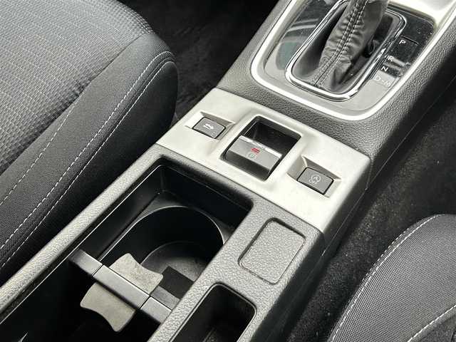 スバル レヴォーグ 1．6GT アイサイト 道東・釧路十勝 2014(平26)年 8.5万km クリスタルホワイトP 登録時84682km/禁煙車/純正ナビ【CN-R300D】/（AM/FM/TV/Bluetooth/HDMI）/フルセグTV/バックカメラ/ETC/レーダークルーズコントロール/ステアリングスイッチ/パドルシフト/アイドリングストップ/アイサイト/衝突軽減システム/レーンキープアシスト/オートライト/純正アルミ/プッシュスタート/スペアキー