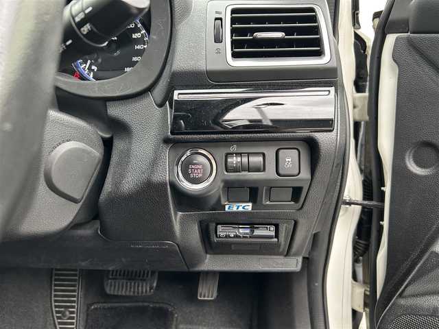 スバル レヴォーグ 1．6GT アイサイト 道東・釧路十勝 2014(平26)年 8.5万km クリスタルホワイトP 登録時84682km/禁煙車/純正ナビ【CN-R300D】/（AM/FM/TV/Bluetooth/HDMI）/フルセグTV/バックカメラ/ETC/レーダークルーズコントロール/ステアリングスイッチ/パドルシフト/アイドリングストップ/アイサイト/衝突軽減システム/レーンキープアシスト/オートライト/純正アルミ/プッシュスタート/スペアキー