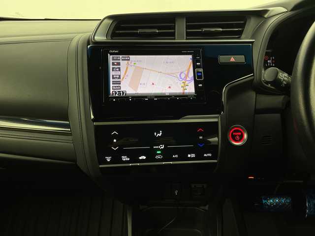 ホンダ フィット ハイブリット S ホンダセンシング 新潟県 2018(平30)年 3.9万km プレミアムイエローパールⅡ ホンダセンシング/純正SDナビ/　CD/DVD/Bluetooth/ フルセグTV/バックカメラ/レーダークルーズコントロール/LEDオートライト/フォグランプ/純正16インチアルミホイール/革巻きステアリング/ステアリングリモコン/パドルシフト/ウィンカーミラー/スマートキー/ビルトインETC