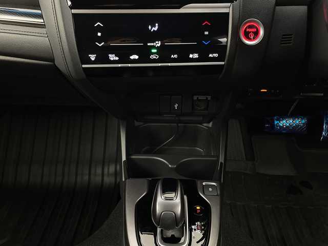 ホンダ フィット ハイブリット S ホンダセンシング 新潟県 2018(平30)年 3.9万km プレミアムイエローパールⅡ ホンダセンシング/純正SDナビ/　CD/DVD/Bluetooth/ フルセグTV/バックカメラ/レーダークルーズコントロール/LEDオートライト/フォグランプ/純正16インチアルミホイール/革巻きステアリング/ステアリングリモコン/パドルシフト/ウィンカーミラー/スマートキー/ビルトインETC