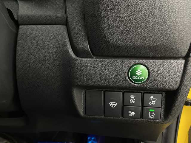 ホンダ フィット ハイブリット S ホンダセンシング 新潟県 2018(平30)年 3.9万km プレミアムイエローパールⅡ ホンダセンシング/純正SDナビ/　CD/DVD/Bluetooth/ フルセグTV/バックカメラ/レーダークルーズコントロール/LEDオートライト/フォグランプ/純正16インチアルミホイール/革巻きステアリング/ステアリングリモコン/パドルシフト/ウィンカーミラー/スマートキー/ビルトインETC