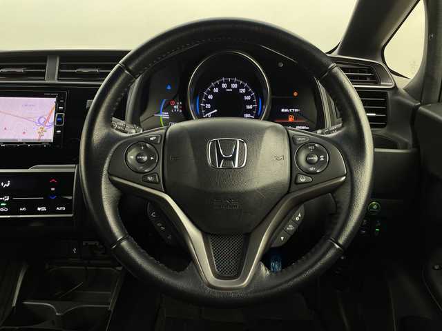 ホンダ フィット ハイブリット S ホンダセンシング 新潟県 2018(平30)年 3.9万km プレミアムイエローパールⅡ ホンダセンシング/純正SDナビ/　CD/DVD/Bluetooth/ フルセグTV/バックカメラ/レーダークルーズコントロール/LEDオートライト/フォグランプ/純正16インチアルミホイール/革巻きステアリング/ステアリングリモコン/パドルシフト/ウィンカーミラー/スマートキー/ビルトインETC