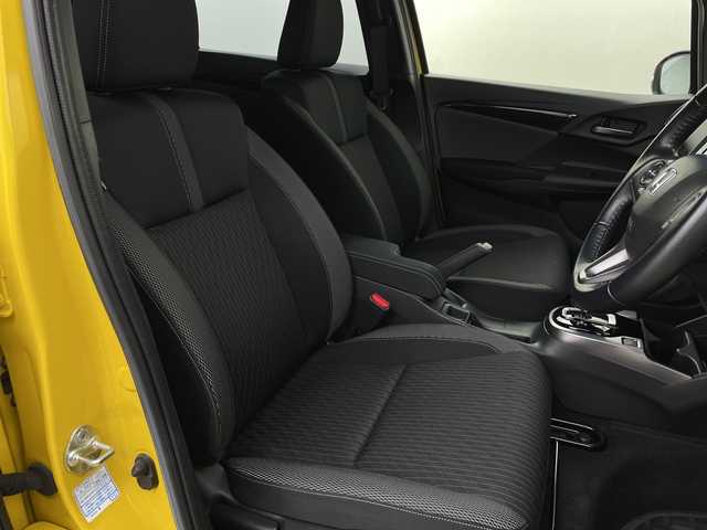 ホンダ フィット ハイブリット S ホンダセンシング 新潟県 2018(平30)年 3.9万km プレミアムイエローパールⅡ ホンダセンシング/純正SDナビ/　CD/DVD/Bluetooth/ フルセグTV/バックカメラ/レーダークルーズコントロール/LEDオートライト/フォグランプ/純正16インチアルミホイール/革巻きステアリング/ステアリングリモコン/パドルシフト/ウィンカーミラー/スマートキー/ビルトインETC