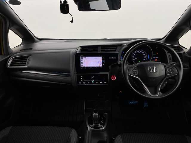 ホンダ フィット ハイブリット S ホンダセンシング 新潟県 2018(平30)年 3.9万km プレミアムイエローパールⅡ ホンダセンシング/純正SDナビ/　CD/DVD/Bluetooth/ フルセグTV/バックカメラ/レーダークルーズコントロール/LEDオートライト/フォグランプ/純正16インチアルミホイール/革巻きステアリング/ステアリングリモコン/パドルシフト/ウィンカーミラー/スマートキー/ビルトインETC