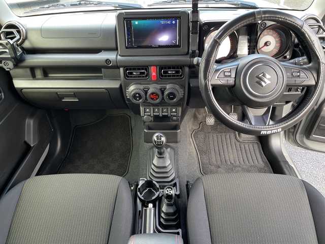 スズキ ジムニー シエラ JC 山口県 2023(令5)年 3.4万km ミディアムグレー 社外DVD/CD/BT/USB(PVH-9300DVSZS）/社外ツィーター/純正LEDヘッドライト/純正フォグランプ/オートライト/純正15インチアルミホイール/革巻きステアリング/ステアリングスイッチ/クルーズコントロール/前席シートヒーター/DAC/クリアフューエルリッド/衝突被害軽減ブレーキ/LKA/横滑り防止/アイドリングストップ/スマートキー×２/純正フロアマット/ETC/電動格納ウインカードアミラー(オート機能付き)