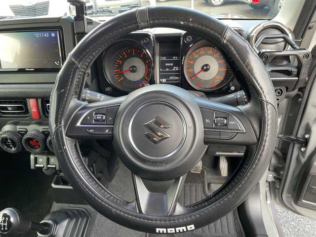 スズキ ジムニー シエラ JC 山口県 2023(令5)年 3.4万km ミディアムグレー 社外DVD/CD/BT/USB(PVH-9300DVSZS）/社外ツィーター/純正LEDヘッドライト/純正フォグランプ/オートライト/純正15インチアルミホイール/革巻きステアリング/ステアリングスイッチ/クルーズコントロール/前席シートヒーター/DAC/クリアフューエルリッド/衝突被害軽減ブレーキ/LKA/横滑り防止/アイドリングストップ/スマートキー×２/純正フロアマット/ETC/電動格納ウインカードアミラー(オート機能付き)