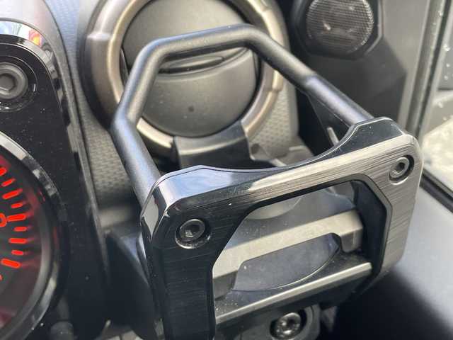 スズキ ジムニー シエラ JC 山口県 2023(令5)年 3.4万km ミディアムグレー 社外DVD/CD/BT/USB(PVH-9300DVSZS）/社外ツィーター/純正LEDヘッドライト/純正フォグランプ/オートライト/純正15インチアルミホイール/革巻きステアリング/ステアリングスイッチ/クルーズコントロール/前席シートヒーター/DAC/クリアフューエルリッド/衝突被害軽減ブレーキ/LKA/横滑り防止/アイドリングストップ/スマートキー×２/純正フロアマット/ETC/電動格納ウインカードアミラー(オート機能付き)