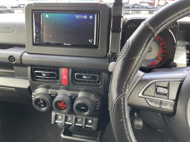 スズキ ジムニー シエラ JC 山口県 2023(令5)年 3.4万km ミディアムグレー 社外DVD/CD/BT/USB(PVH-9300DVSZS）/社外ツィーター/純正LEDヘッドライト/純正フォグランプ/オートライト/純正15インチアルミホイール/革巻きステアリング/ステアリングスイッチ/クルーズコントロール/前席シートヒーター/DAC/クリアフューエルリッド/衝突被害軽減ブレーキ/LKA/横滑り防止/アイドリングストップ/スマートキー×２/純正フロアマット/ETC/電動格納ウインカードアミラー(オート機能付き)