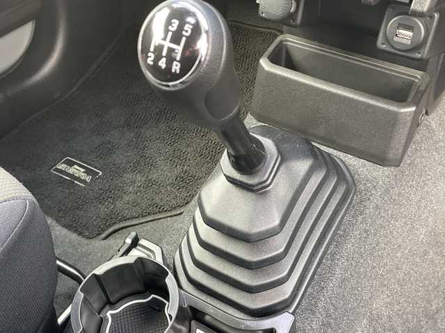 スズキ ジムニー シエラ JC 山口県 2023(令5)年 3.4万km ミディアムグレー 社外DVD/CD/BT/USB(PVH-9300DVSZS）/社外ツィーター/純正LEDヘッドライト/純正フォグランプ/オートライト/純正15インチアルミホイール/革巻きステアリング/ステアリングスイッチ/クルーズコントロール/前席シートヒーター/DAC/クリアフューエルリッド/衝突被害軽減ブレーキ/LKA/横滑り防止/アイドリングストップ/スマートキー×２/純正フロアマット/ETC/電動格納ウインカードアミラー(オート機能付き)