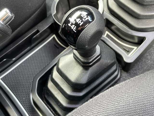 スズキ ジムニー シエラ JC 山口県 2023(令5)年 3.4万km ミディアムグレー 社外DVD/CD/BT/USB(PVH-9300DVSZS）/社外ツィーター/純正LEDヘッドライト/純正フォグランプ/オートライト/純正15インチアルミホイール/革巻きステアリング/ステアリングスイッチ/クルーズコントロール/前席シートヒーター/DAC/クリアフューエルリッド/衝突被害軽減ブレーキ/LKA/横滑り防止/アイドリングストップ/スマートキー×２/純正フロアマット/ETC/電動格納ウインカードアミラー(オート機能付き)