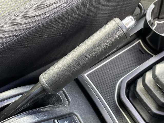 スズキ ジムニー シエラ JC 山口県 2023(令5)年 3.4万km ミディアムグレー 社外DVD/CD/BT/USB(PVH-9300DVSZS）/社外ツィーター/純正LEDヘッドライト/純正フォグランプ/オートライト/純正15インチアルミホイール/革巻きステアリング/ステアリングスイッチ/クルーズコントロール/前席シートヒーター/DAC/クリアフューエルリッド/衝突被害軽減ブレーキ/LKA/横滑り防止/アイドリングストップ/スマートキー×２/純正フロアマット/ETC/電動格納ウインカードアミラー(オート機能付き)