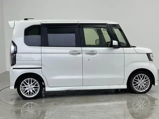 ホンダ Ｎ ＢＯＸ カスタム L ターボ 愛知県 2022(令4)年 3.2万km プラチナホワイトパール 純正ナビ/・CD/DVD/・FM/AM/・フルセグTV/・SD/・Music Rack/・USB/・iPod/・Bluetooth/主要装備/・バックカメラ/・レーダークルーズコントロール/・ホンダセンシング/(衝突被害軽減システム)/・両側パワースライドドア/・シートヒーター/・ＬＥＤヘッドライト/・サイドカーテンエアバッグ/・ハーフレザーシート/・電動パーキング/・フォグランプ/・コーナーセンサー/・横滑り防止装置