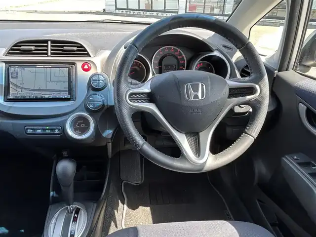ホンダ フィット L 鳥取県 2010(平22)年 2.8万km アラバスターシルバーメタリック ４・W・D/ワンオーナー/社外ナビ/フルセグ/DVD/CD/バックカメラ/ビルトインETC/キセノンライト/スマートキー/フロアマット/ドアバイザー/スペアキー/スタッドレスアルミセット積込/(タイヤ溝5部山)