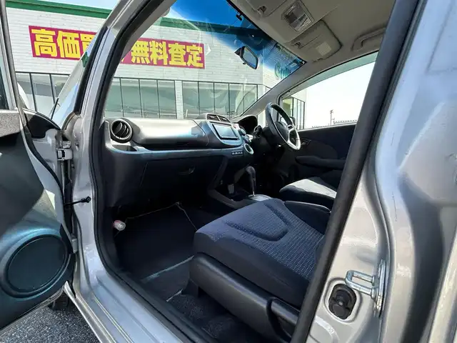 ホンダ フィット L 鳥取県 2010(平22)年 2.8万km アラバスターシルバーメタリック ４・W・D/ワンオーナー/社外ナビ/フルセグ/DVD/CD/バックカメラ/ビルトインETC/キセノンライト/スマートキー/フロアマット/ドアバイザー/スペアキー/スタッドレスアルミセット積込/(タイヤ溝5部山)