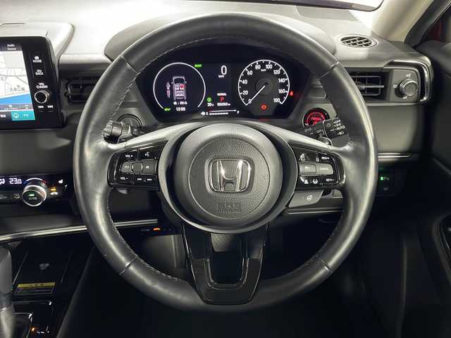 ホンダ ヴェゼル ハイブリッド e:HEV Z 広島県 2021(令3)年 2.7万km プレミアムクリスタルレッドM 9型HondaConnectディスプレイ（ナビ/フルセグTV/AppleCarPlay/AndroidAuto）/パワーテールゲート/シートヒーター/ハーフレザーシート/ステアリングヒーター/ホンダセンシング/・衝突軽減ブレーキ/・レーンキープアシスト/・アダプティブクルーズコントロール/・オートハイビーム/・誤発進抑制機能/・パーキングセンサー/・ブラインドスポットモニター/・後退出庫サポート/ヒルディセントコントロール/減速セレクター/ステアリングスイッチ/電動パーキングブレーキ/オートブレーキホールド/ETC2.0/ワイヤレス充電/USB入力端子/ドライブレコーダー
