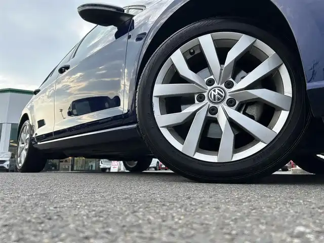 フォルクスワーゲン ゴルフ TSI ハイライン 愛媛県 2017(平29)年 3.2万km ビスケーブルーパールエフェクト 禁煙車/登録時走行距離：31936km/ETC/純正ナビ/BT/AM・FM/フルセグ/CD/DVD/純正フロアマット/純正アルミホイール/クルーズコントロール/エンジンスタートボタン/スマートキー/バックカメラ