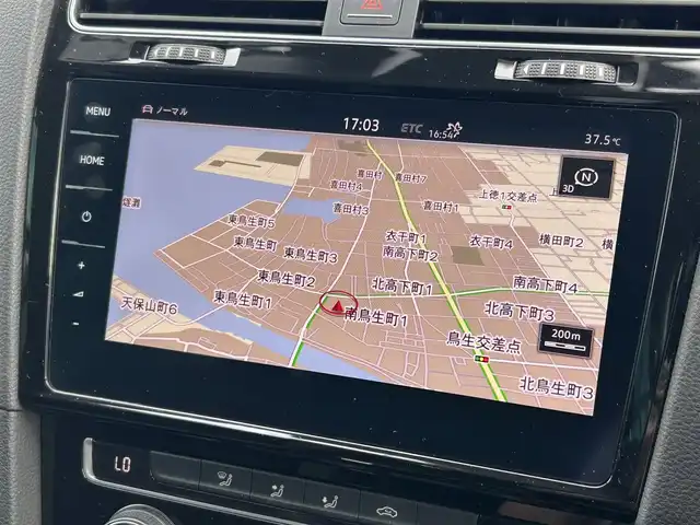 フォルクスワーゲン ゴルフ TSI ハイライン 愛媛県 2017(平29)年 3.2万km ビスケーブルーパールエフェクト 禁煙車/登録時走行距離：31936km/ETC/純正ナビ/BT/AM・FM/フルセグ/CD/DVD/純正フロアマット/純正アルミホイール/クルーズコントロール/エンジンスタートボタン/スマートキー/バックカメラ