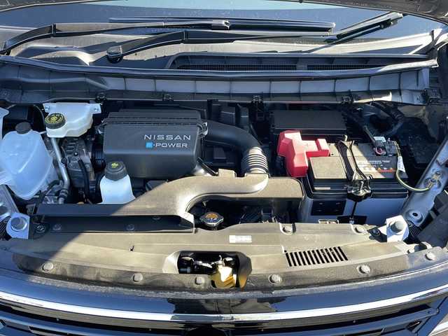 日産 セレナ e－4ORCE ハイウェイスターV 岩手県 2024(令6)年 0.1万km ダークメタルグレー 12.3型ナビ 全周囲C プロパイロット ETC2.0 フルセグ HDMI 両側電動スライド デジタルインナーミラー ハーフレザーシート シートヒーター ステアヒーター Qiワイヤレス充電 AC100Vコンセント 純正16AW スマートキー