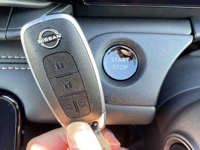 日産 セレナ e－4ORCE ハイウェイスターV 岩手県 2024(令6)年 0.1万km ダークメタルグレー 12.3型ナビ 全周囲C プロパイロット ETC2.0 フルセグ HDMI 両側電動スライド デジタルインナーミラー ハーフレザーシート シートヒーター ステアヒーター Qiワイヤレス充電 AC100Vコンセント 純正16AW スマートキー