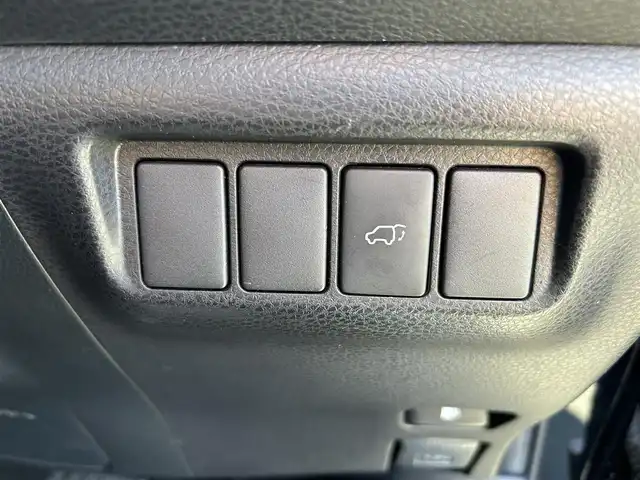 トヨタ ハリアー プレミアム 愛知県 2017(平29)年 6万km ブラック 純正ＳＤナビ　/ＢＴ　/ＣＤ／ＤＶＤ　/Ｂカメラ　/サンルーフ　/ハーフレザー　/クリアランスソナー　/衝突軽減ブレーキ　/プッシュスタート　/レーダークルーズコントロール　/アイドリングストップ　/パワーバックドア/純正フロアマット/オートライト/ステアリングスイッチ/スマートキー/純正１８インチＡＷ