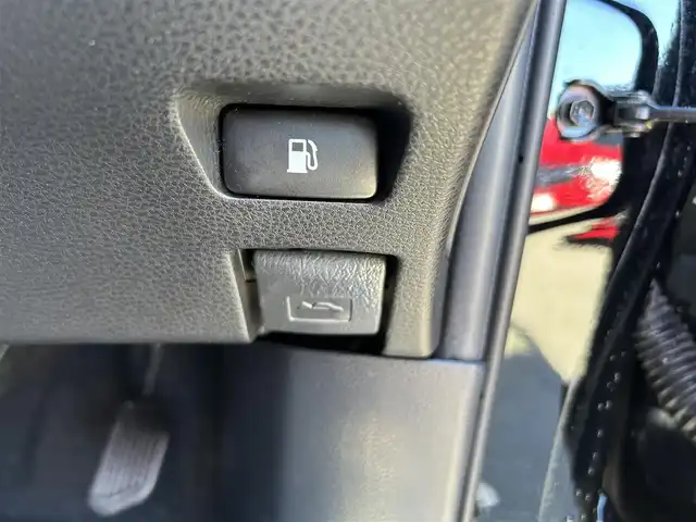 トヨタ ハリアー プレミアム 愛知県 2017(平29)年 6万km ブラック 純正ＳＤナビ　/ＢＴ　/ＣＤ／ＤＶＤ　/Ｂカメラ　/サンルーフ　/ハーフレザー　/クリアランスソナー　/衝突軽減ブレーキ　/プッシュスタート　/レーダークルーズコントロール　/アイドリングストップ　/パワーバックドア/純正フロアマット/オートライト/ステアリングスイッチ/スマートキー/純正１８インチＡＷ