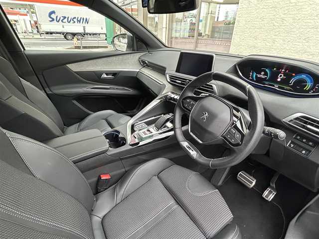 プジョー ３００８ GT ハイブリッド4 滋賀県 2022(令4)年 1.2万km BLANC NACRE ワンオーナー/プジョー純正ディスプレイオーディオ/（Apple Carplay　Android　Auto）/バックカメラ（全方位）/サンルーフ/プラグインハイブリット/（別途プラグコードあり）/ハーフレザーシート/パワーシート/パワーバックドア/シートヒーター/クルーズコントロール/パークアシスト/インテリジェントハイビーム/パーキングセンサー/ブラインドスポットモニター/トラクションコントロール/レーントレーシングアシスト/アダプティブライト/ドライブモードスイッチ/ヒルディセントコントロール/コーナーセンサー/トラフィックサインインフォメーション/アクティブセーフティーブレーキ/アクティブライト/フォローミーホームライト/ウェルカムライト/チャイルドセーフティー/電格ミラー/ウィンカーミラー/プッシュスタート/USB/ドライブレコーダー（前後）/ETC