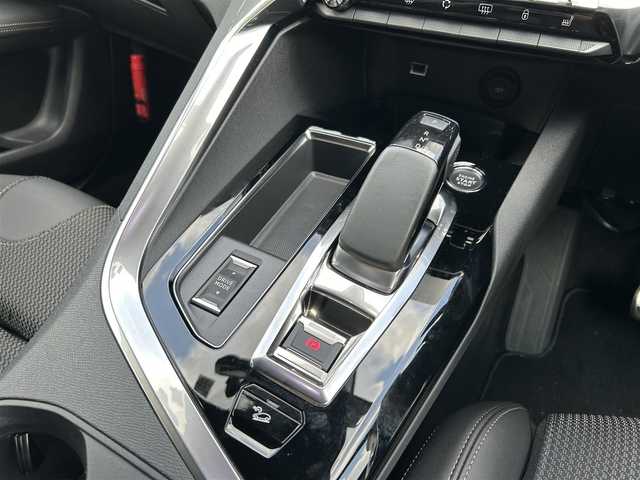 プジョー ３００８ GT ハイブリッド4 滋賀県 2022(令4)年 1.2万km BLANC NACRE ワンオーナー/プジョー純正ディスプレイオーディオ/（Apple Carplay　Android　Auto）/バックカメラ（全方位）/サンルーフ/プラグインハイブリット/（別途プラグコードあり）/ハーフレザーシート/パワーシート/パワーバックドア/シートヒーター/クルーズコントロール/パークアシスト/インテリジェントハイビーム/パーキングセンサー/ブラインドスポットモニター/トラクションコントロール/レーントレーシングアシスト/アダプティブライト/ドライブモードスイッチ/ヒルディセントコントロール/コーナーセンサー/トラフィックサインインフォメーション/アクティブセーフティーブレーキ/アクティブライト/フォローミーホームライト/ウェルカムライト/チャイルドセーフティー/電格ミラー/ウィンカーミラー/プッシュスタート/USB/ドライブレコーダー（前後）/ETC
