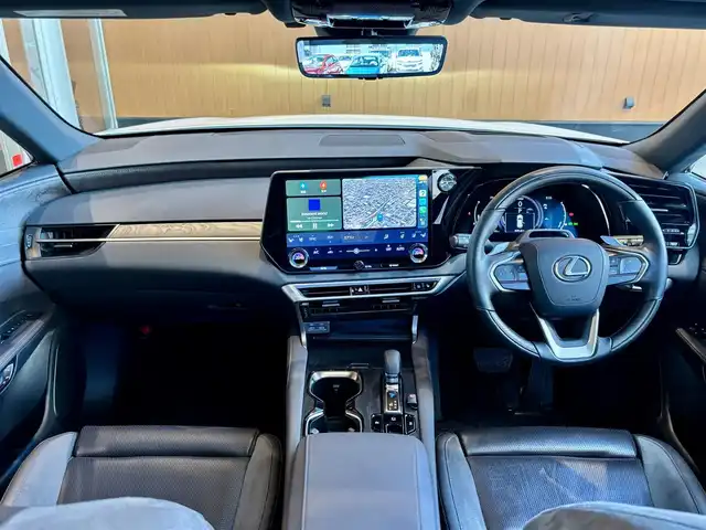 レクサス ＲＸ 350h バージョンL 宮城県 2023(令5)年 2.6万km ソニッククォーツ 純正14型タッチディスプレイオーディオ/　(車載コネクティッドナビ、音声対話サービス)/フルセグTV/ハンズフリーパワーバックドア/パノラミックビューモニター/レーダークルーズコントロール/クリアランスソナー/セーフティシステムプラス/プリクラッシュセーフティ/レーンディパーチャーアラート/レーントレーシングアシスト/レーンチェンジアシスト/ブレードスキャンアダプティブハイビーム/ロードサインアシスト/発進遅れ告知機能/ドライバー異常時対応システム/ドライバーモニター連携/フロントクロストラフィックアラート/プロアクティブドライビングアシスト/レクサスチームメイト/ブラインドスポットモニター/パーキングサポートブレーキ/3連フルLEDヘッドランプ/本木製/革巻きコンビステアリング/ステアリングヒーター/パドルシフト/セミアニリン革シート/全席シートヒーター/ベンチレーション/前席パワーシート/運転席ポジションメモリー/純正21インチアルミホイール/スマートエントリー/スタートシステム/禁煙車