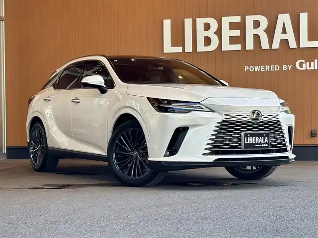 レクサス ＲＸ 350h バージョンL 宮城県 2023(令5)年 2.6万km ソニッククォーツ 純正14型タッチディスプレイオーディオ/　(車載コネクティッドナビ、音声対話サービス)/フルセグTV/ハンズフリーパワーバックドア/パノラミックビューモニター/レーダークルーズコントロール/クリアランスソナー/セーフティシステムプラス/プリクラッシュセーフティ/レーンディパーチャーアラート/レーントレーシングアシスト/レーンチェンジアシスト/ブレードスキャンアダプティブハイビーム/ロードサインアシスト/発進遅れ告知機能/ドライバー異常時対応システム/ドライバーモニター連携/フロントクロストラフィックアラート/プロアクティブドライビングアシスト/レクサスチームメイト/ブラインドスポットモニター/パーキングサポートブレーキ/3連フルLEDヘッドランプ/本木製/革巻きコンビステアリング/ステアリングヒーター/パドルシフト/セミアニリン革シート/全席シートヒーター/ベンチレーション/前席パワーシート/運転席ポジションメモリー/純正21インチアルミホイール/スマートエントリー/スタートシステム/禁煙車
