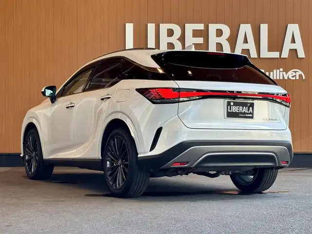 レクサス ＲＸ 350h バージョンL 宮城県 2023(令5)年 2.6万km ソニッククォーツ 純正14型タッチディスプレイオーディオ/　(車載コネクティッドナビ、音声対話サービス)/フルセグTV/ハンズフリーパワーバックドア/パノラミックビューモニター/レーダークルーズコントロール/クリアランスソナー/セーフティシステムプラス/プリクラッシュセーフティ/レーンディパーチャーアラート/レーントレーシングアシスト/レーンチェンジアシスト/ブレードスキャンアダプティブハイビーム/ロードサインアシスト/発進遅れ告知機能/ドライバー異常時対応システム/ドライバーモニター連携/フロントクロストラフィックアラート/プロアクティブドライビングアシスト/レクサスチームメイト/ブラインドスポットモニター/パーキングサポートブレーキ/3連フルLEDヘッドランプ/本木製/革巻きコンビステアリング/ステアリングヒーター/パドルシフト/セミアニリン革シート/全席シートヒーター/ベンチレーション/前席パワーシート/運転席ポジションメモリー/純正21インチアルミホイール/スマートエントリー/スタートシステム/禁煙車