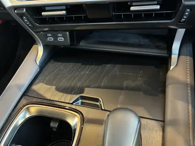 レクサス ＲＸ 350h バージョンL 宮城県 2023(令5)年 2.6万km ソニッククォーツ 純正14型タッチディスプレイオーディオ/　(車載コネクティッドナビ、音声対話サービス)/フルセグTV/ハンズフリーパワーバックドア/パノラミックビューモニター/レーダークルーズコントロール/クリアランスソナー/セーフティシステムプラス/プリクラッシュセーフティ/レーンディパーチャーアラート/レーントレーシングアシスト/レーンチェンジアシスト/ブレードスキャンアダプティブハイビーム/ロードサインアシスト/発進遅れ告知機能/ドライバー異常時対応システム/ドライバーモニター連携/フロントクロストラフィックアラート/プロアクティブドライビングアシスト/レクサスチームメイト/ブラインドスポットモニター/パーキングサポートブレーキ/3連フルLEDヘッドランプ/本木製/革巻きコンビステアリング/ステアリングヒーター/パドルシフト/セミアニリン革シート/全席シートヒーター/ベンチレーション/前席パワーシート/運転席ポジションメモリー/純正21インチアルミホイール/スマートエントリー/スタートシステム/禁煙車