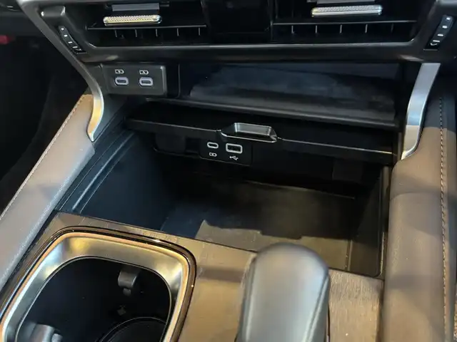 レクサス ＲＸ 350h バージョンL 宮城県 2023(令5)年 2.6万km ソニッククォーツ 純正14型タッチディスプレイオーディオ/　(車載コネクティッドナビ、音声対話サービス)/フルセグTV/ハンズフリーパワーバックドア/パノラミックビューモニター/レーダークルーズコントロール/クリアランスソナー/セーフティシステムプラス/プリクラッシュセーフティ/レーンディパーチャーアラート/レーントレーシングアシスト/レーンチェンジアシスト/ブレードスキャンアダプティブハイビーム/ロードサインアシスト/発進遅れ告知機能/ドライバー異常時対応システム/ドライバーモニター連携/フロントクロストラフィックアラート/プロアクティブドライビングアシスト/レクサスチームメイト/ブラインドスポットモニター/パーキングサポートブレーキ/3連フルLEDヘッドランプ/本木製/革巻きコンビステアリング/ステアリングヒーター/パドルシフト/セミアニリン革シート/全席シートヒーター/ベンチレーション/前席パワーシート/運転席ポジションメモリー/純正21インチアルミホイール/スマートエントリー/スタートシステム/禁煙車