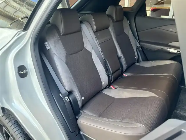 レクサス ＲＸ 350h バージョンL 宮城県 2023(令5)年 2.6万km ソニッククォーツ 純正14型タッチディスプレイオーディオ/　(車載コネクティッドナビ、音声対話サービス)/フルセグTV/ハンズフリーパワーバックドア/パノラミックビューモニター/レーダークルーズコントロール/クリアランスソナー/セーフティシステムプラス/プリクラッシュセーフティ/レーンディパーチャーアラート/レーントレーシングアシスト/レーンチェンジアシスト/ブレードスキャンアダプティブハイビーム/ロードサインアシスト/発進遅れ告知機能/ドライバー異常時対応システム/ドライバーモニター連携/フロントクロストラフィックアラート/プロアクティブドライビングアシスト/レクサスチームメイト/ブラインドスポットモニター/パーキングサポートブレーキ/3連フルLEDヘッドランプ/本木製/革巻きコンビステアリング/ステアリングヒーター/パドルシフト/セミアニリン革シート/全席シートヒーター/ベンチレーション/前席パワーシート/運転席ポジションメモリー/純正21インチアルミホイール/スマートエントリー/スタートシステム/禁煙車