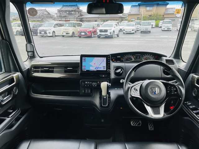 ホンダ Ｎ ＢＯＸ カスタム G L ホンダセンシング 熊本県 2018(平30)年 6.4万km プラチナホワイトパール 純正SDナビ/・AM/FM/CD/DVD/SD/AUX/iPod/USB/BT/・AppleCarPlay/・フルセグTV/バックカメラ/ホンダセンシング/・衝突軽減ブレーキ/・先行車発進お知らせ機能/・路外逸脱抑制システム/・標識認識機能/・アダプティブクルーズコントロール/後方コーナーセンサー/革巻きステアリング/・ステアリングリモコン/オートライト/・フォグランプ/・LEDライト/電動格納ミラー/・ウィンカーミラー/ビルトインETC/ドアバイザー/シートカバー/純正フロアマット/純正アルミホイール/スマートキー/・スペアキー